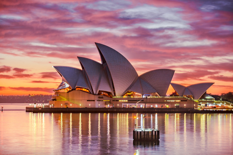 Das Opernhaus in Sydney bei Sonnenuntergang.