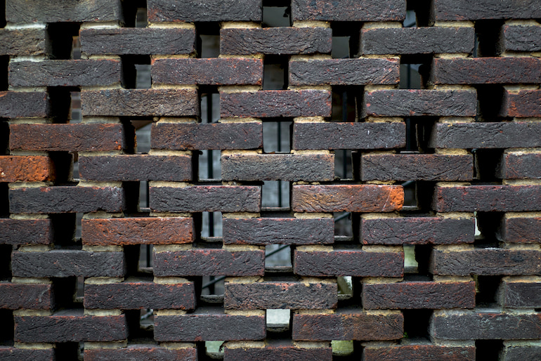 Lücken in einer Backsteinmauer.