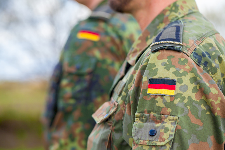 Zwei Männer in der Bundeswehr-Uniform.