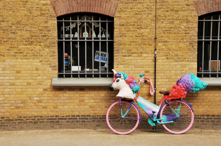 Ein Fahrrad, das wie ein Einhorn aussieht.