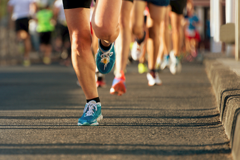 Menschen, die auf der Straße joggen.