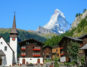 Eine Stadt vor dem Matterhorn in der Schweiz.