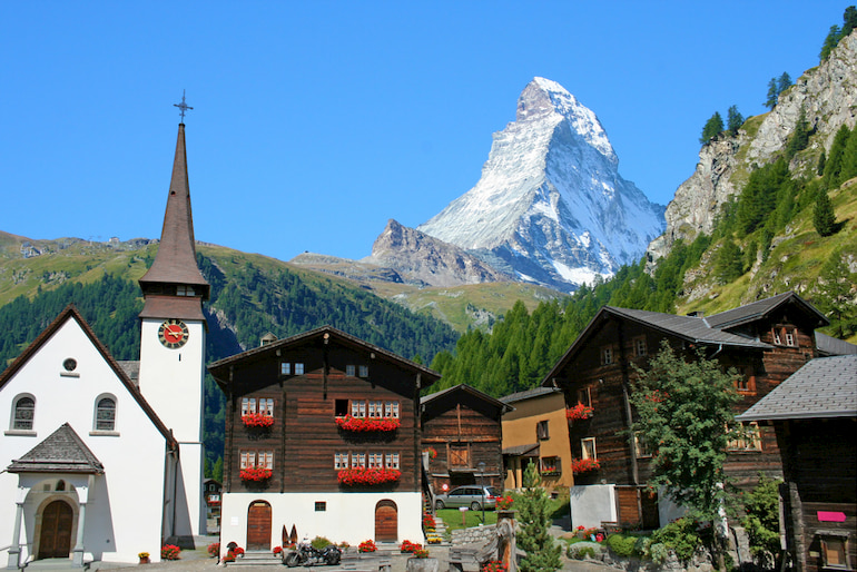 Eine Stadt vor dem Matterhorn in der Schweiz.
