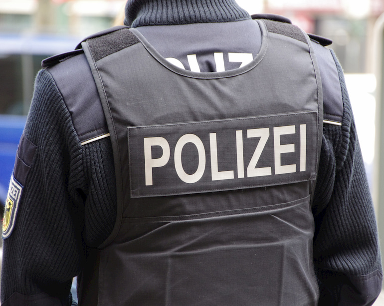 Person in Polizeiweste.