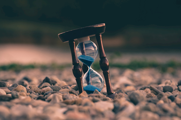 Eine blaue Sanduhr, die abläuft.