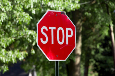 Ein Stop-Straßenschild.