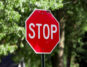Ein Stop-Straßenschild.