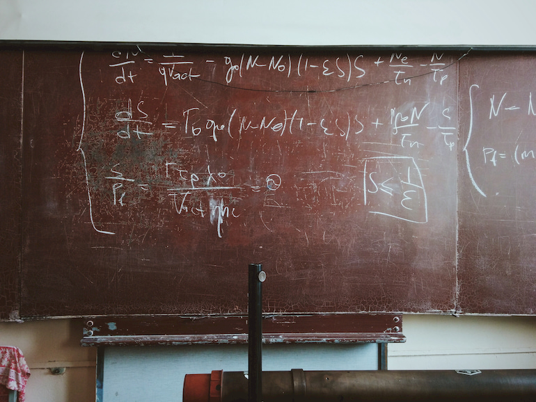 Tafel mit mathematischen Formeln.