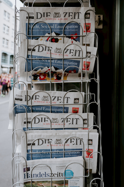 Zeitungen auf einem Ständer.