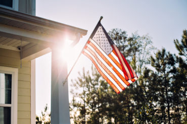 Amerikanische Flagge vor Haus