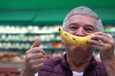 Zufriedener Mann mit Banane
