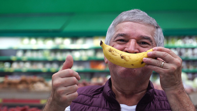 Zufriedener Mann mit Banane