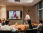 Geschäftsleute halten in einem Büro eine Videokonferenz ab.