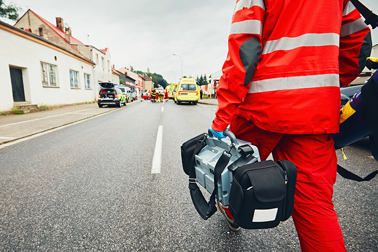 Ein Rettungssanitäter befindet sich auf dem Weg zu seinem Einsatz an einem Unfallort.