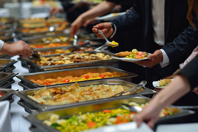 Gut besuchtes Buffet auf einer Großveranstaltung.