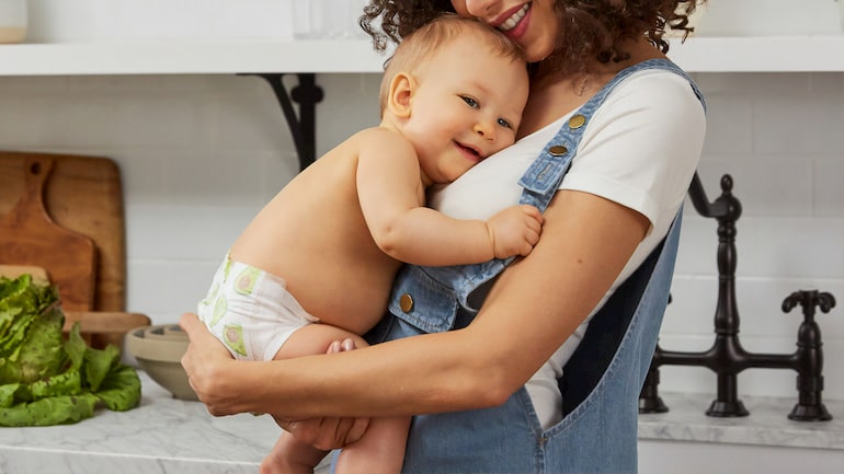 Eine Mutter hält ihr Baby im Arm.