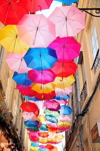 Bunte Regenschirme hängen nebeneinander.