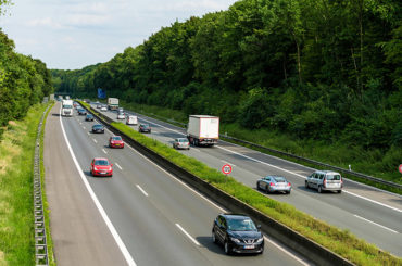 Autos auf beiden Fahrspuren der deutschen Autobahn.