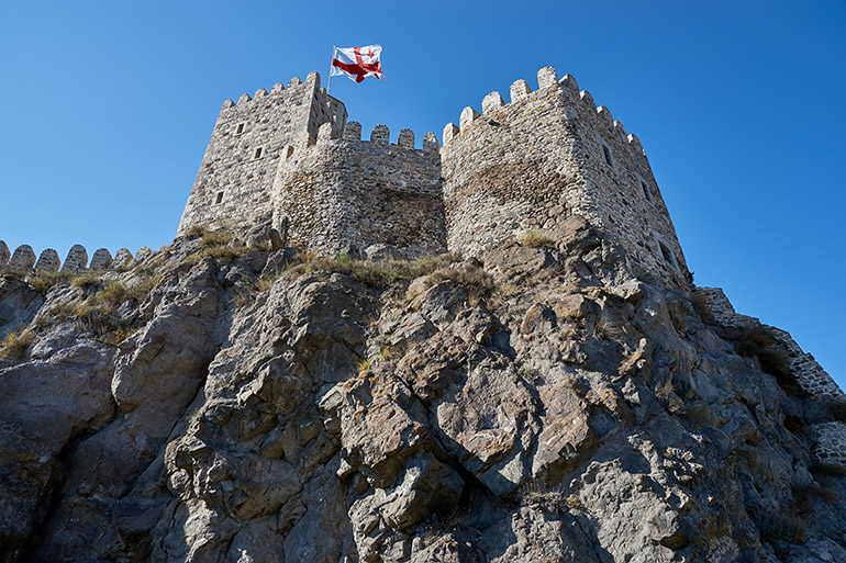 Eine mittelalterliche Festung oberhalb eines steilen Hangs