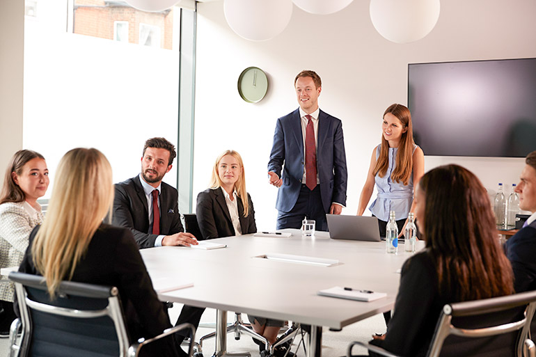 Eine Gruppe von Geschäftsleuten im Meeting.