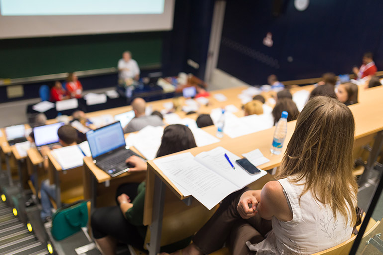 Studenten sitzen in einem Hörsaal einer Universität.