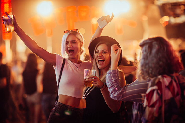 Frauen feiern auf einer Party und trinken Bier.