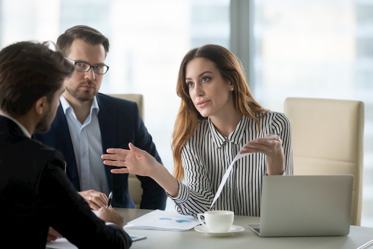 Zwei verärgerte Kunden diskutieren mit einer Person.