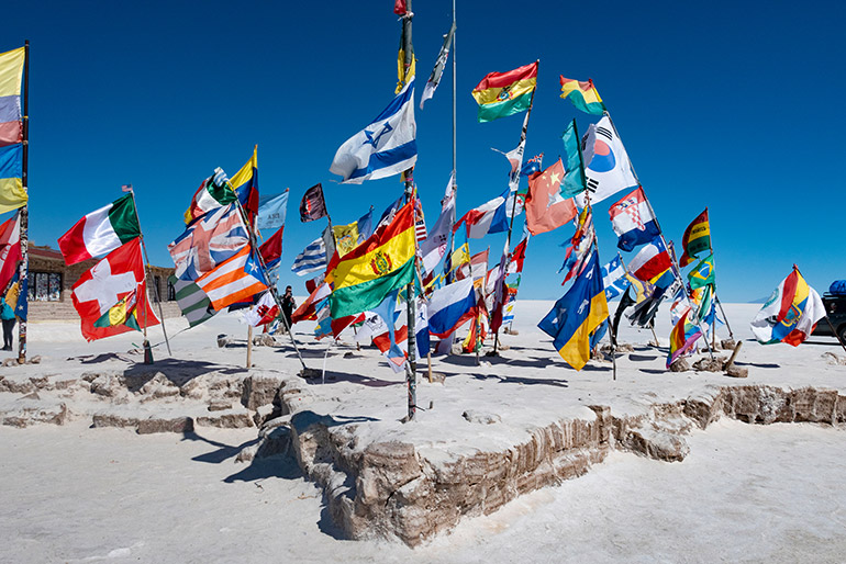 Viele Flaggen verschiedener Länder wehen im Wind.