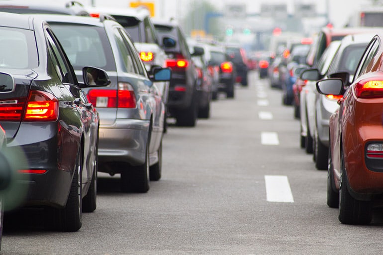 Bremsende Rücklichter von Autos im Stau.