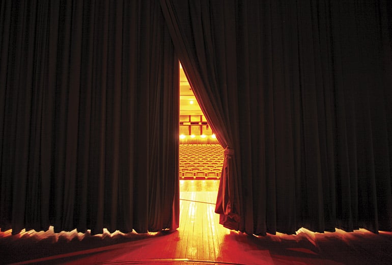 Blick hinter den Vorhang im Theater.