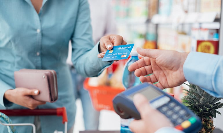 Eine Frau zahlt elektronisch mit ihrer Kreditkarte.