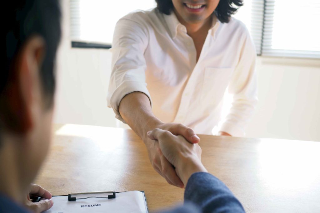 Arbeitnehmer nimmt Arbeitszeugnis mit Handschlag an