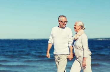 Ein Rentner-Ehepaar am Strand.