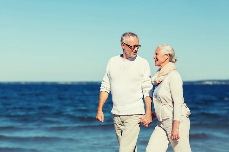 Ein Rentner-Ehepaar am Strand.
