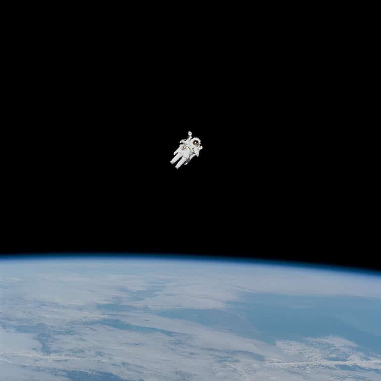 Ein Astronaut schwebt im Weltall.