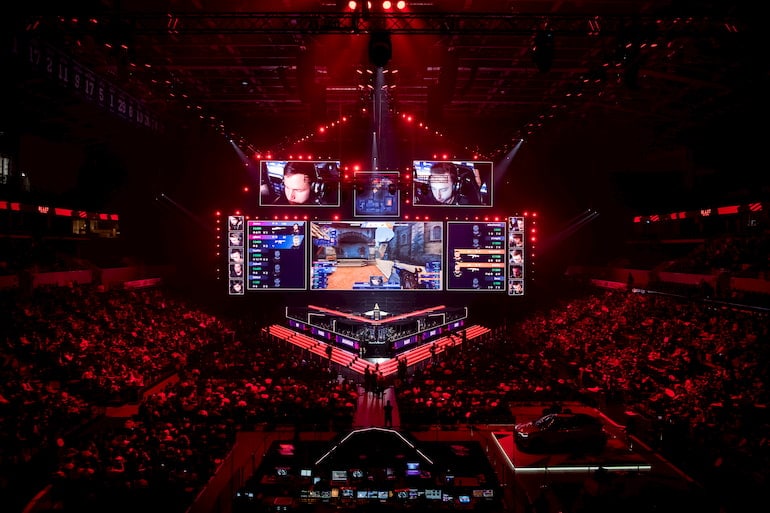 In einem Stadium wird ein eSports-Tunier veranstaltet.