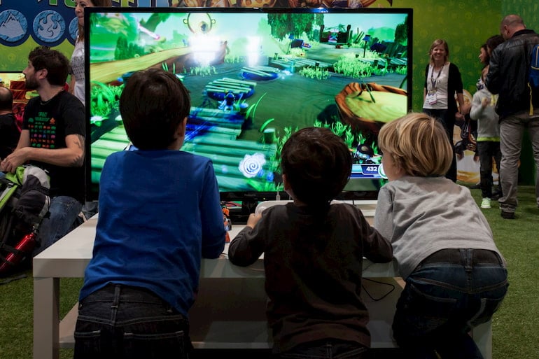Kinder spielen gemeinsam Videospiele.
