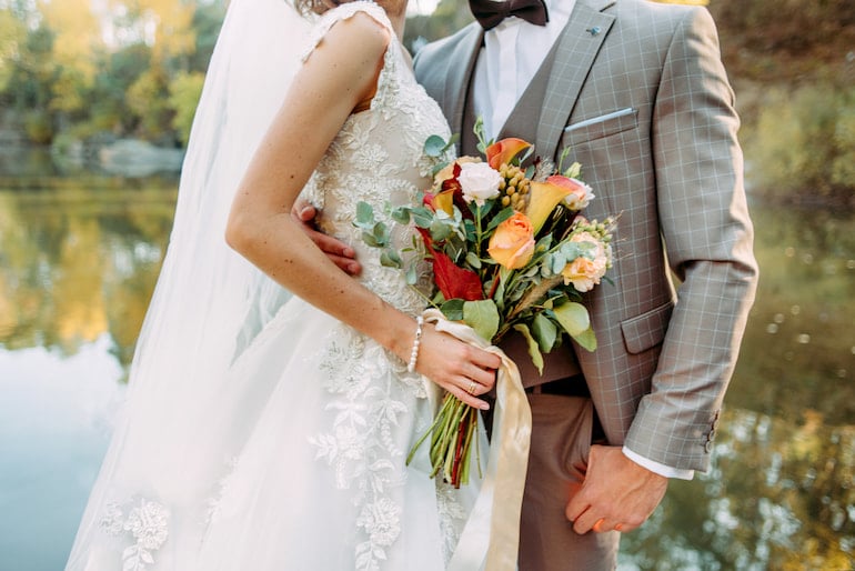 Ein Paar bei der Hochzeit.