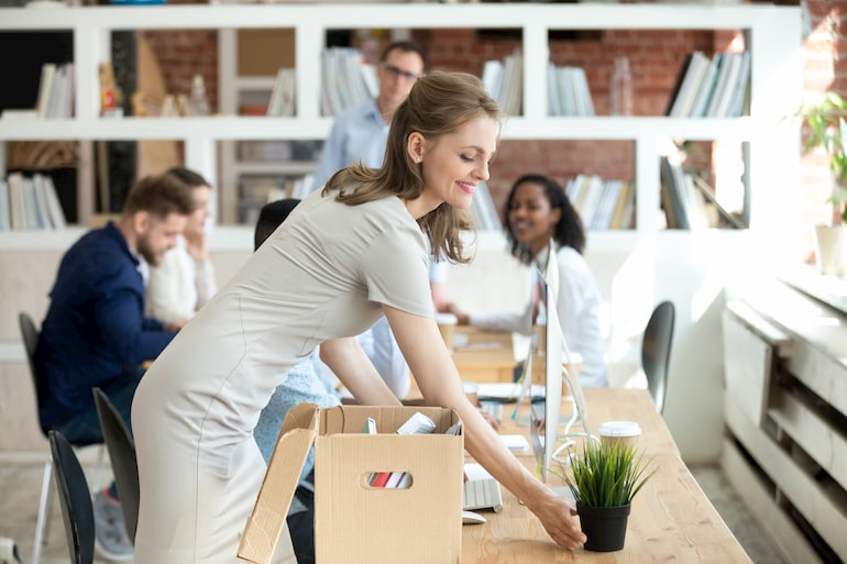 Eine Scheinselbstständige Mitarbeiterin erhält einen neuen Arbeitsplatz im Unternehmen