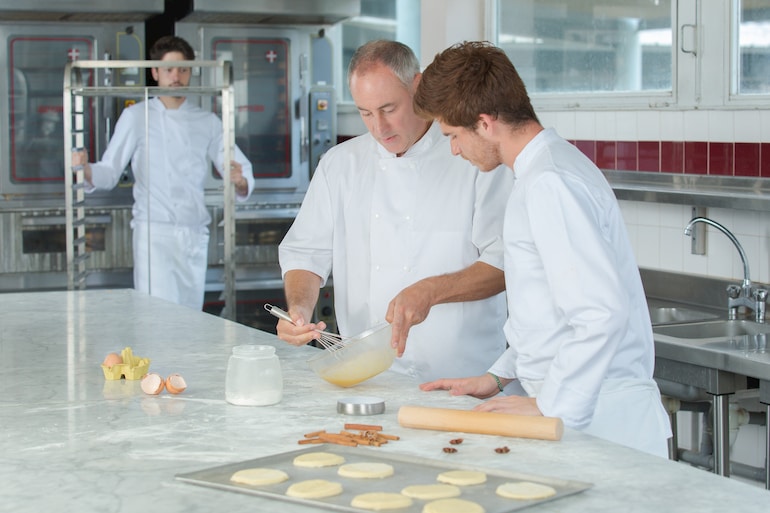 Auszubildender in Bäckerei wird eingewiesen