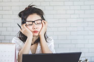 Business-Frau beim Powernapping