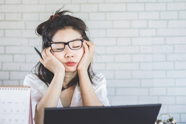 Business-Frau beim Powernapping