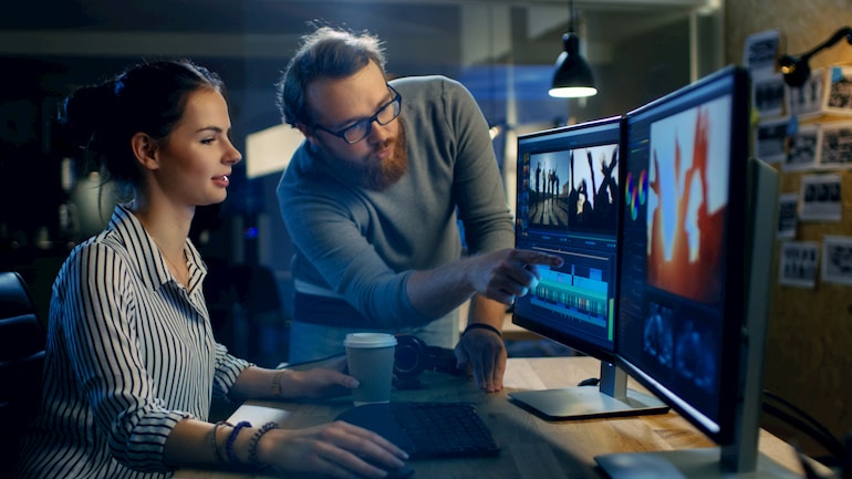 Ausbildung nach dem Abitur – eine Alternative zum Studium? 2 Azubi im Mediensektor bekommt Tipps beim Schneiden von Videos