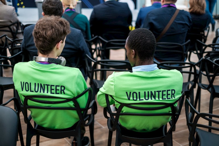 Teilnehmer eines Freiwilligendienstes sitzen in einem Seminar