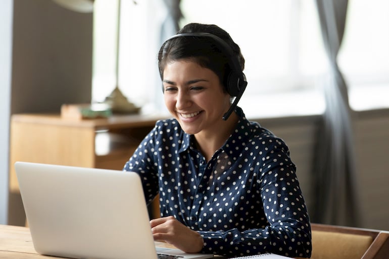 Eine junge Frau führt ein Bewerbungsgespräch per Videochat.