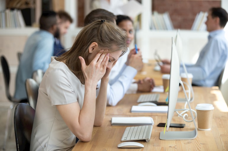 Kranke Mitarbeiterin am Arbeitsplatz