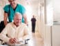 Bewerbung als Altenpflegehelfer: Altenpflegehelfer betreut Senior in einer Pflegeeinrichtung