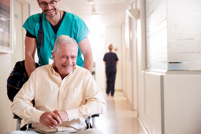 Bewerbung als Altenpflegehelfer: Altenpflegehelfer betreut Senior in einer Pflegeeinrichtung
