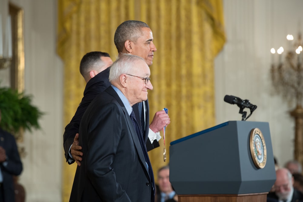 Obama verleiht Albert Bandura eine Auszeichnung