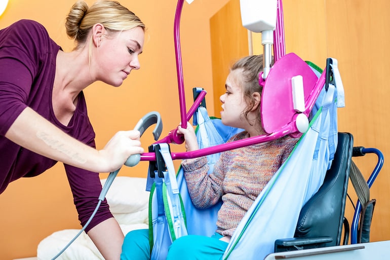 Kinderpfleger arbeitet in Klinik mit behindertem Kind